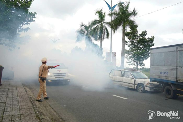 Cảnh sát giao thông phối hợp Công an phường Long Thành phân luồng, điều tiết giao thông, tạo điều kiện cho lực lượng cứu nạn, cứu hộ tiếp cận hiện trường. Ảnh: Lê Duy