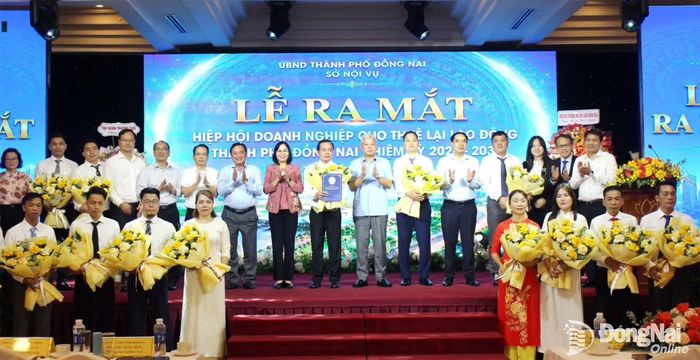 Hiệp hội Doanh nghiệp cho thuê lại lao động thành phố Đồng Nai nhiệm kỳ 2026-2031 chụp hình cùng các đại biểu. Ảnh: N.Hòa