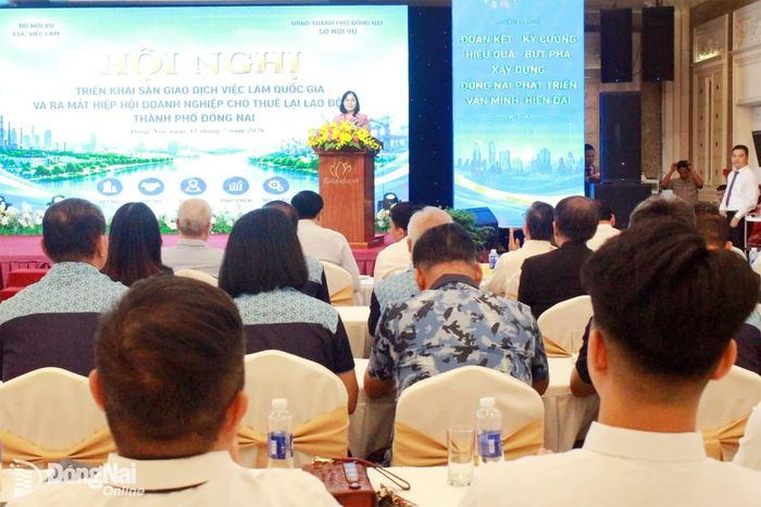 Thành ủy viên, Phó Chủ tịch UBND thành phố Đồng Nai Nguyễn Thị Hoàng phát biểu tại hội nghị. Ảnh: Nguyễn Hòa