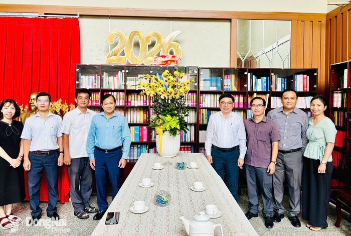 Đoàn của Văn phòng Thành ủy chúc mừng Ban Tuyên giáo và Dân vận Thành ủy. Ảnh: ĐVCC