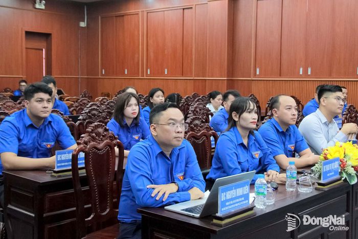 Thành ủy viên, Phó Chủ tịch Ủy ban MTTQ Việt Nam thành phố, Bí thư Thành đoàn Nguyễn Minh Kiên tham dự hội nghị tại điểm cầu cơ quan Thành đoàn Đồng Nai. Ảnh: Nga Sơn