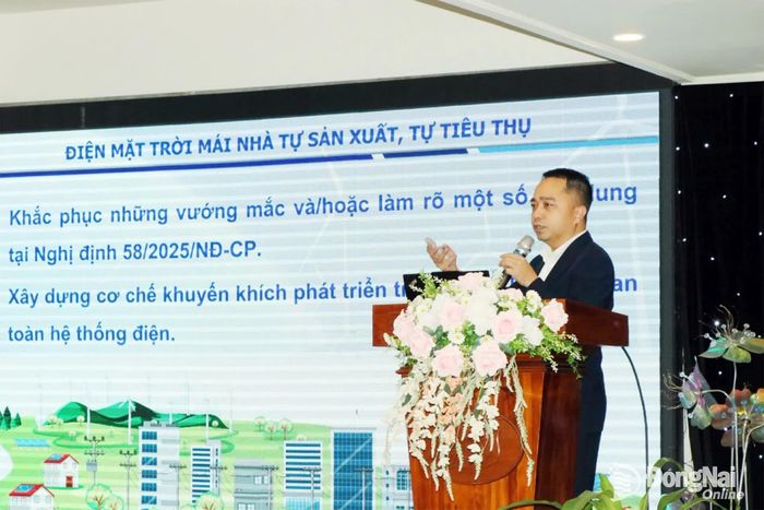 Ông Đinh Văn Tôn, chuyên gia của Cục Điện lực giới thiệu những quy định mới về phát triển điện mặt trời mái nhà. Ảnh: Vương Thế