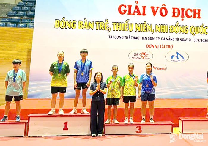 Hai vận động viên Đinh Nam Anh (Đồng Nai) - Lâm Nguyễn Phúc An (Tây Ninh) giành huy chương vàng đôi nam nữ nhóm 12-13 tuổi. Ảnh: ĐVCC