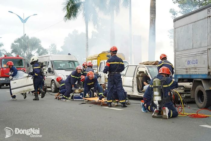 Tình huống triển khai lực lượng cứu người bị mắc kẹt trong xe.
