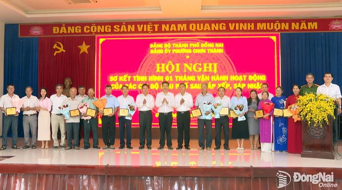 Lãnh đạo phường Chơn Thành tặng hoa, biểu trưng lưu niệm tri ân cho các nguyên Bí thư chi bộ khu phố (trước sắp xếp). Ảnh: Đỗ Trình