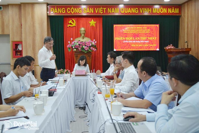 Đồng chí Dương Minh Dũng, Ủy viên Ban Thường vụ Thành ủy, Trưởng ban Tuyên giáo và Dân vận Thành ủy, thành viên Ban Chỉ đạo, Phó Trưởng ban Biên soạn công trình, phát biểu tại phiên họp. Ảnh: Phương Hằng