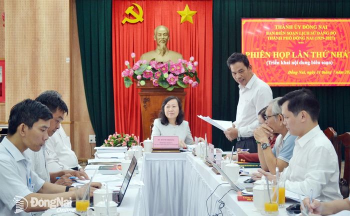 Đồng chí Trần Trung Nhân, Ủy viên Ban Thường vụ Thành ủy, Chủ nhiệm Ủy ban Kiểm tra Thành ủy, thành viên Ban Chỉ đạo, thành viên Ban Biên soạn công trình, phát biểu tại phiên họp. Ảnh: Phương Hằng