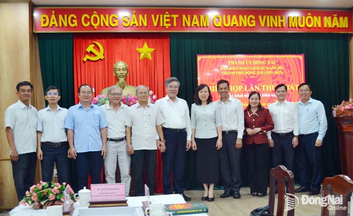 Các đồng chí trong Ban Biên soạn và Tổ Thư ký họp phiên thứ nhất. Ảnh: Phương Hằng