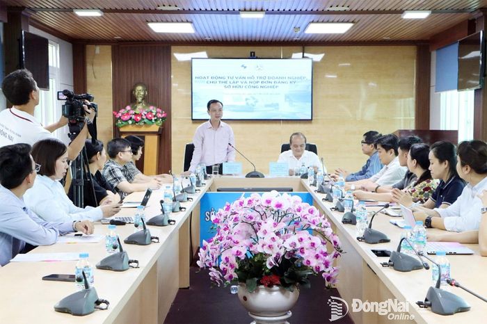 Trưởng Văn phòng đại diện miền Nam, Cục Sở hữu trí tuệ Trần Giang Khuê giới thiệu các nội dung phối hợp hỗ trợ doanh nghiệp. Ảnh: Phạm Sen