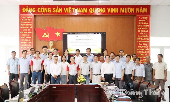 Đại biểu chụp ảnh lưu niệm. Ảnh: HỮU LỘC