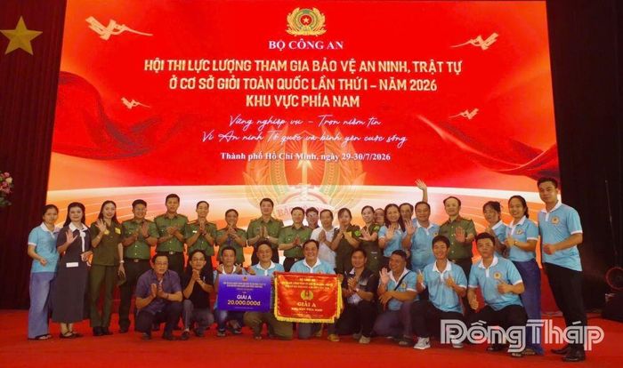 Đội tuyển tỉnh Đồng Tháp chụp ảnh lưu niệm cùng Ban Tổ chức Hội thi Lực lượng tham gia bảo vệ an ninh, trật tự ở cơ sở giỏi khu vực phía Nam.