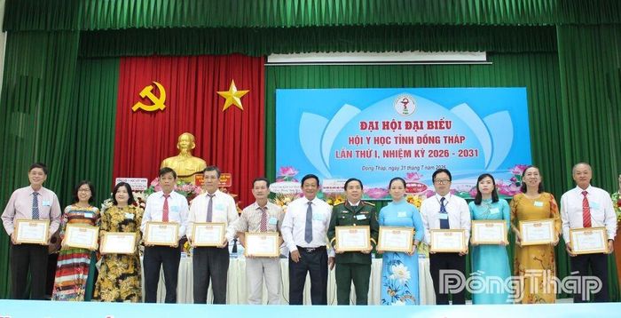 Trao Giấy khen cho các cá nhân.