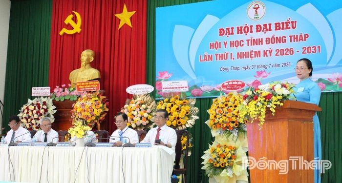 Bác sĩ chuyên khoa 1 Mai Mỹ Hạnh, Phó Giám đốc Trung tâm Y tế khu vực Lấp Vò báo cáo tham luận về phát triển hội viên, xây dựng Chi hội Y học Trung tâm Y tế khu vực Lấp Vò phát triển vững mạnh.