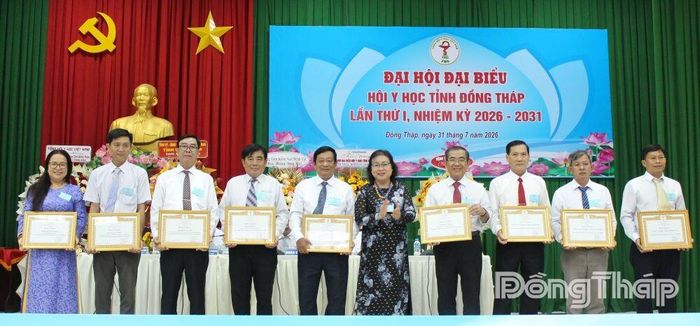PGS.TS.BS Nguyễn Thị Ngọc Dung, Phó Chủ tịch Hội Y học Việt Nam trao Bằng khen cho tập thể và cá nhân.