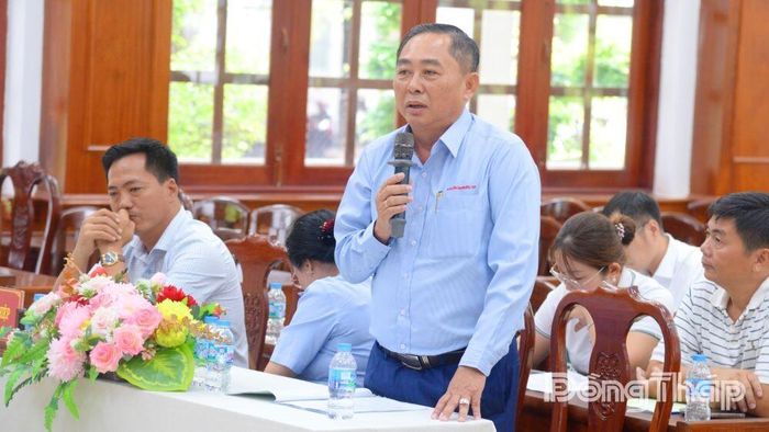 Chủ doanh nghiệp trao đổi với UBND xã Tân Phước 1 tại buổi đối thoại.