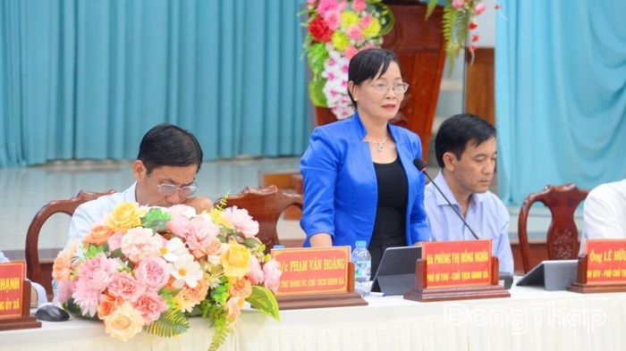 Đồng chí Phùng Thị Hồng Nghĩa, Phó Bí thư Đảng ủy, Chủ tịch UBND xã Tân Phước 1 trả lời ý kiến của các doanh nghiệp, hợp tác xã, hộ kinh doanh tại buổi đối thoại.