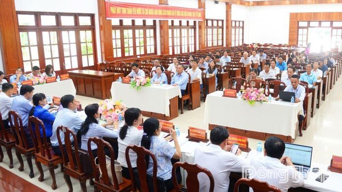 Các đại biểu làm việc tại buổi đối thoại.