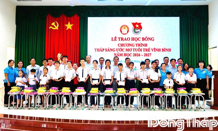 Trao học bổng cho các em học sinh tại buổi lễ.