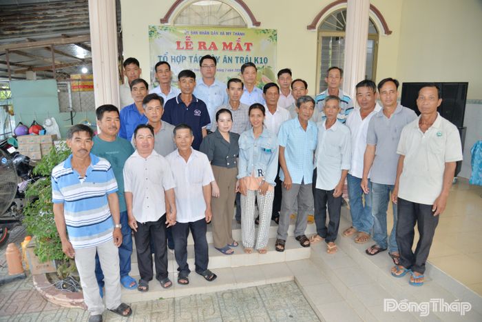 Các thành viên tổ hợp tác chụp ảnh cùng đại biểu.
