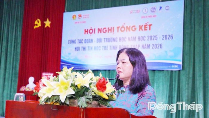 Đồng chí Huỳnh Thị Phượng, Phó Giám đốc Sở Giáo dục và Đào tạo tỉnh phát biểu tại hội nghị.