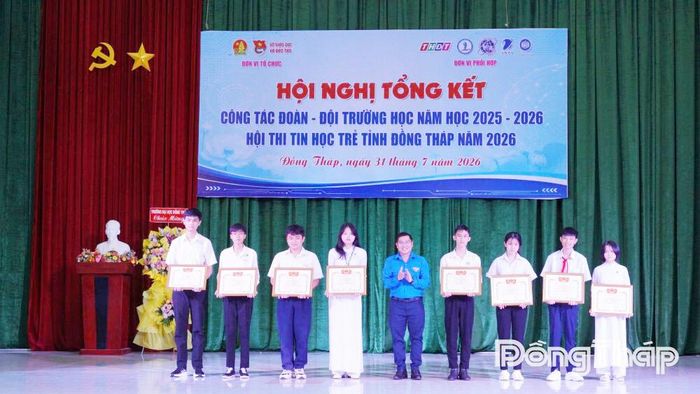 Tặng Bằng khen của Ban Chấp hành Tỉnh đoàn cho các cá nhân có thành tích xuất sắc trong Kỳ thi Tuyển sinh vào lớp 10, năm học 2026 - 2027 và Kỳ thi tốt nghiệp trung học phổ thông 2026.
