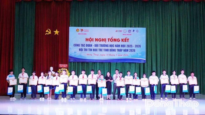Tặng Bằng khen của Ban Chấp hành Tỉnh đoàn cho các cá nhân có thành tích xuất sắc trong Hội thi Tin học trẻ tỉnh Đồng Tháp năm 2026.