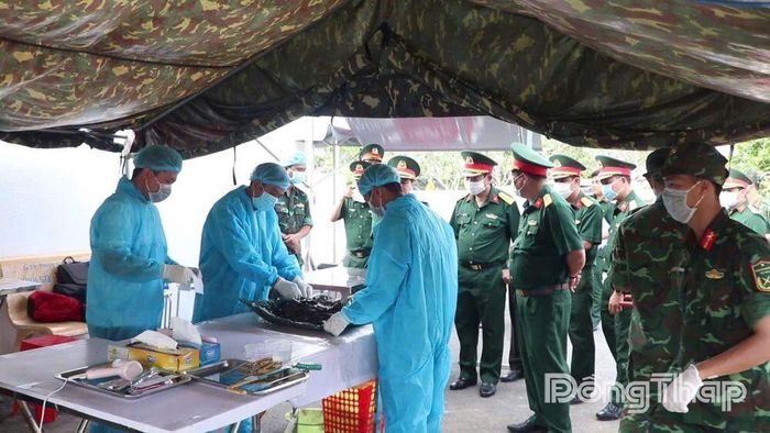 Lực lượng chuyên môn tiến hành các bước lấy mẫu ADN đối với những phần mộ liệt sĩ chưa xác định được thông tin tại Nghĩa trang Liệt sĩ Cao Lãnh (xã Mỹ Thọ).