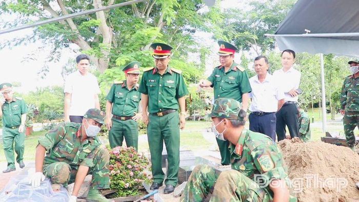 Đoàn công tác Quân khu 9 kiểm tra, động viên lực lượng thực hiện nhiệm vụ khai quật, cất bốc hài cốt liệt sĩ tại Nghĩa trang Liệt sĩ Cao Lãnh (xã Mỹ Thọ)