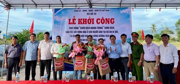  Lãnh đạo xã tặng quà cho các hộ dân tại lễ khởi công xây dựng nhà ở vùng ảnh hưởng của thiên tai. Ảnh: ĐVCC 