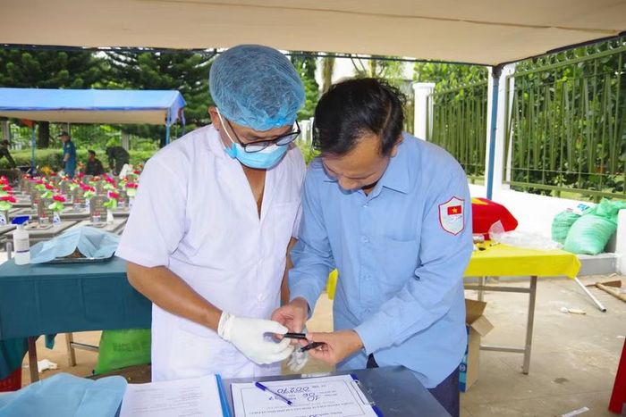  Lực lượng chức năng xác minh thông tin trên chiếc bút. Ảnh: H.B 