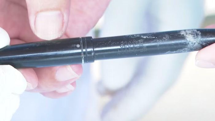  Số hiệu nhà sản xuất khắc trên chiếc bút. Ảnh: H.B 