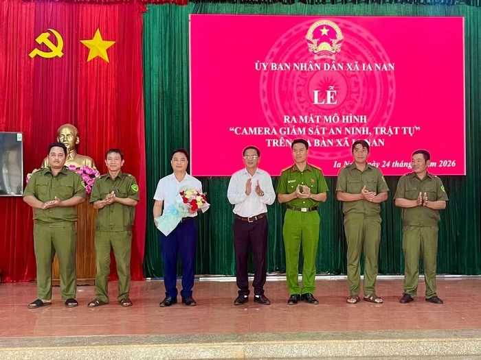  Xã Ia Nan ra mắt mô hình “Thôn, làng không vũ khí, vật liệu nổ, công cụ hỗ trợ và pháo” vào chiều 24-7-2026. Ảnh: T.T 