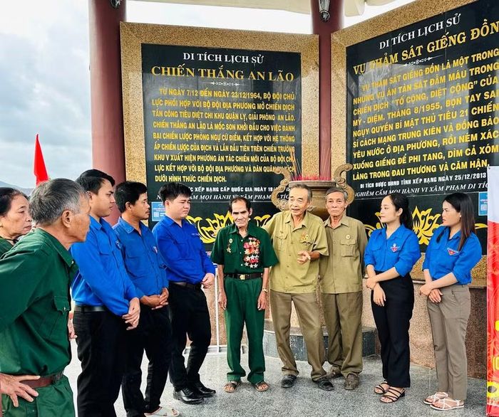  Các CCB xã An Lão kể chuyện truyền thống cho ĐVTN tại di tích lịch sử. Ảnh: D.Đ 