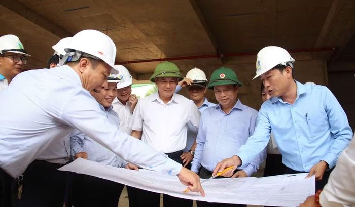  Phó Chủ tịch Thường trực UBND tỉnh Nguyễn Tuấn Thanh (thứ 2 từ phải sang) kiểm tra tiến độ thi công Dự án chợ và Trung tâm thương mại Bồng Sơn (phường Bồng Sơn), ngày 11-7-2026. Ảnh: T.L 