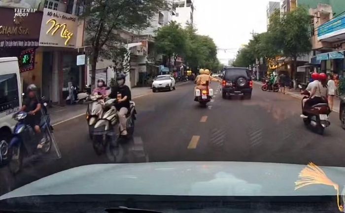 Lực lượng CSGT tỉnh Gia Lai hỗ trợ mở đường đưa nạn nhân đứt lìa tay đi cấp cứu.