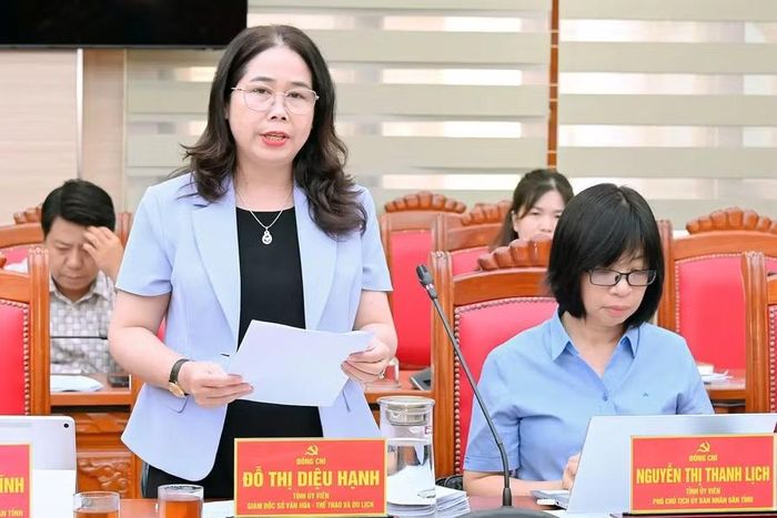 Giám đốc Sở Văn hóa - Thể thao và Du lịch Đỗ Thị Diệu Hạnh báo cáo về kết quả triển khai thực hiện Nghị quyết số 80-NQ/TW trên địa bàn tỉnh. Ảnh: Đức Thụy