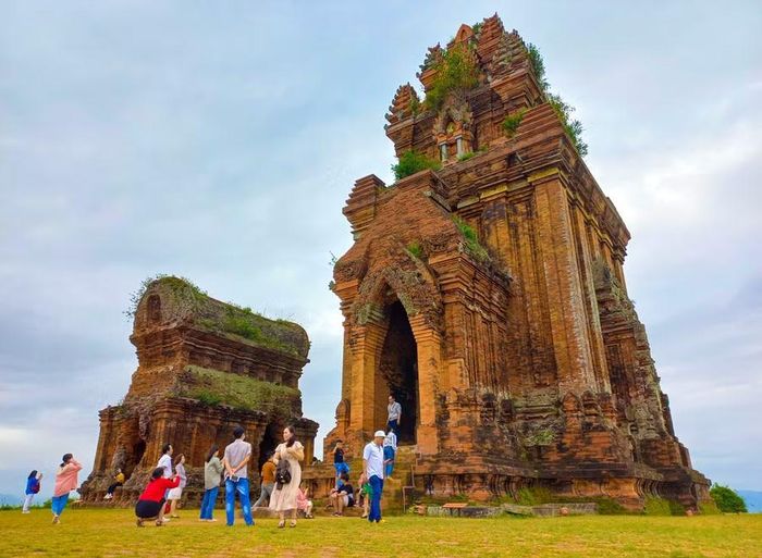  Gia Lai hiện có 200 di tích được xếp hạng, trong đó có 4 di tích quốc gia đặc biệt, 44 di tích quốc gia và 152 di tích cấp tỉnh. Trong ảnh: Du khách tham quan di tích tháp Bánh Ít (xã Tuy Phước Bắc, tỉnh Gia Lai). Ảnh: Ngọc Nhuận 