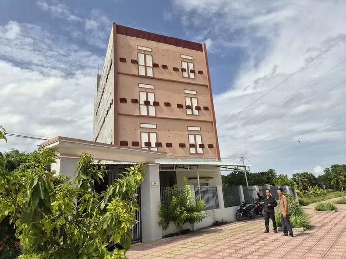 Ông Trần Văn Phước (phường Ayun Pa) cải tạo tầng trên nhà ở làm nơi nuôi yến. Ảnh: Hồng Thương