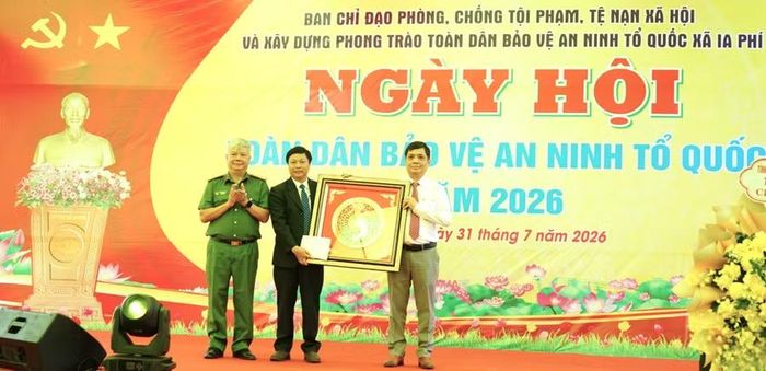 Đại tá Lê Hồng Thái - Phó Giám đốc Công an tỉnh, trao quà chúc mừng Ngày hội. Ảnh: R'Piên
