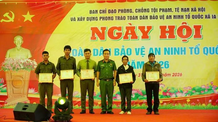 Biểu dương, khen thưởng nhiều tập thể, cá nhân tiêu biểu. Ảnh: R'Piên