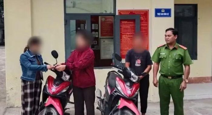 Công an xã Ia Pa trao trả các phương tiện cho chính chủ. Ảnh: T.T