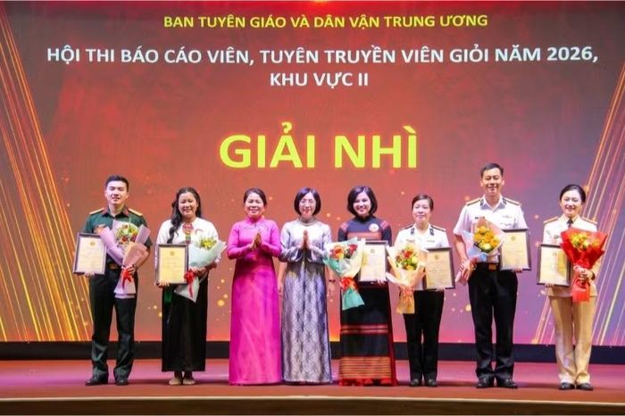 Thí sinh Trần Thị Ngọc Hà, Trưởng ban Xây dựng Đảng Đảng ủy xã Lơ Pang (thứ tư bên phải) đạt giải nhì hội thi. Ảnh: Trọng Lợi
