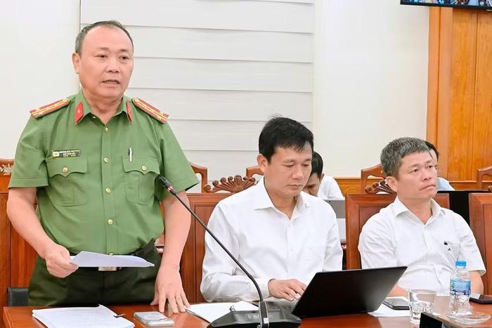  Đại tá Huỳnh Bảo Nguyên - Phó Giám đốc Công an tỉnh phát biểu về công tác phối hợp, huy động lực lượng và phương tiện ứng phó thiên tai. Ảnh: Đức Thụy 