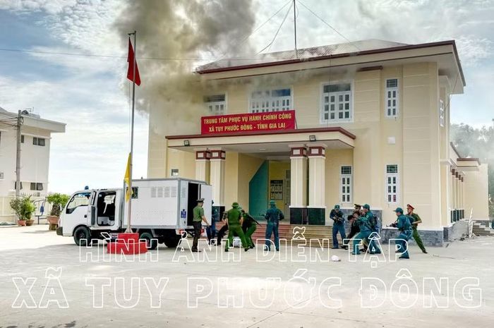 Thực binh trung đội dân quân cơ động phối hợp đánh chiếm mục tiêu trong diễn tập tại xã Tuy Phước Đông. Ảnh: Anh Tuấn