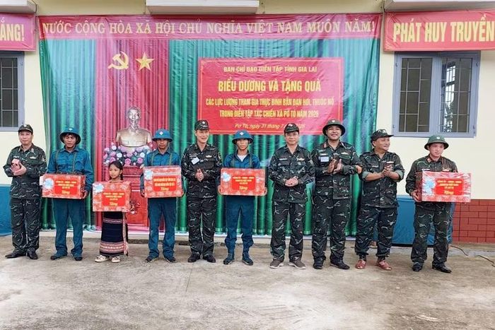 Ban Chỉ đạo diễn tập tỉnh và xã Pờ Tó tặng quà động viên các lực lượng tham gia diễn tập. Ảnh: Thanh Tuyền