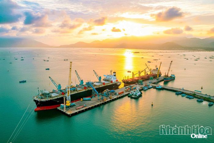 Tàu hàng về Cảng Cam Ranh.