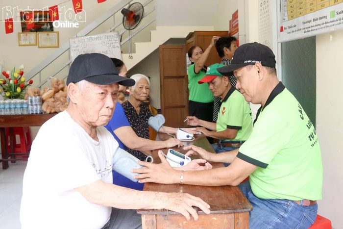 Khám sức khỏe cho thành viên Câu lạc bộ Liên thế hệ tự giúp nhau Tổ dân phố 9 và 11.