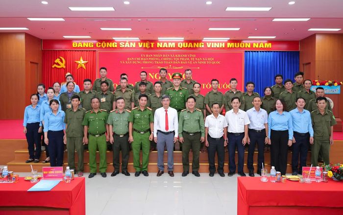 Các đại biểu chụp ảnh lưu niệm tại ngày hội.