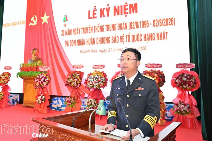 Thượng tá Vũ Quảng - Trung đoàn trưởng đọc diễn văn kỷ niệm.