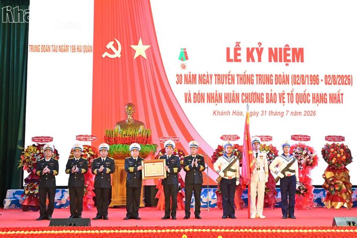 Thừa ủy quyền của Chủ tịch nước, Chuẩn Đô đốc Đỗ Quốc Ân trao Huân chương Bảo vệ Tổ quốc hạng Nhất cho Trung đoàn Tàu ngầm 196 Hải quân.